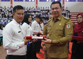 Bupati Kapuas Hulu Fransiskus Diaan saat menyerahkan SK Pengangkatan PPPK