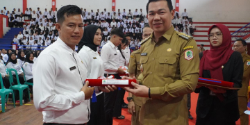 Bupati Kapuas Hulu Fransiskus Diaan saat menyerahkan SK Pengangkatan PPPK