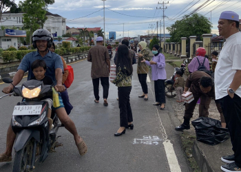 Kejari Kapuas Hulu saat membagikan takjil kepada warga Kapuas Hulu