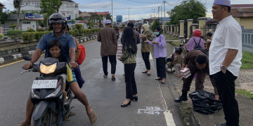 Kejari Kapuas Hulu saat membagikan takjil kepada warga Kapuas Hulu