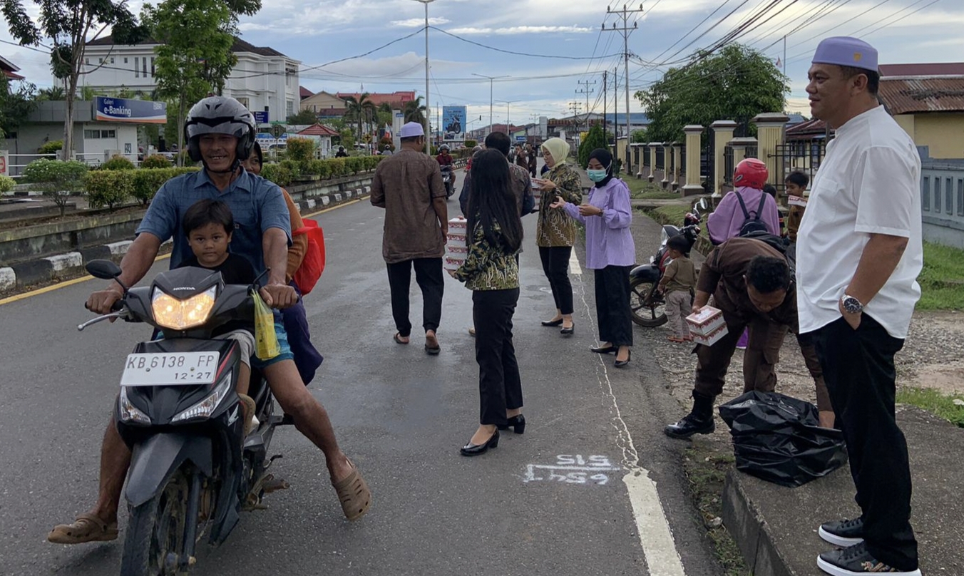 Kejari Kapuas Hulu saat membagikan takjil kepada warga Kapuas Hulu