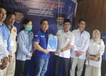 Sukardi Balon Wakil Bupati saat menyerahkan berkas pendaftaran ke partai Demokrat