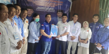Sukardi Balon Wakil Bupati saat menyerahkan berkas pendaftaran ke partai Demokrat