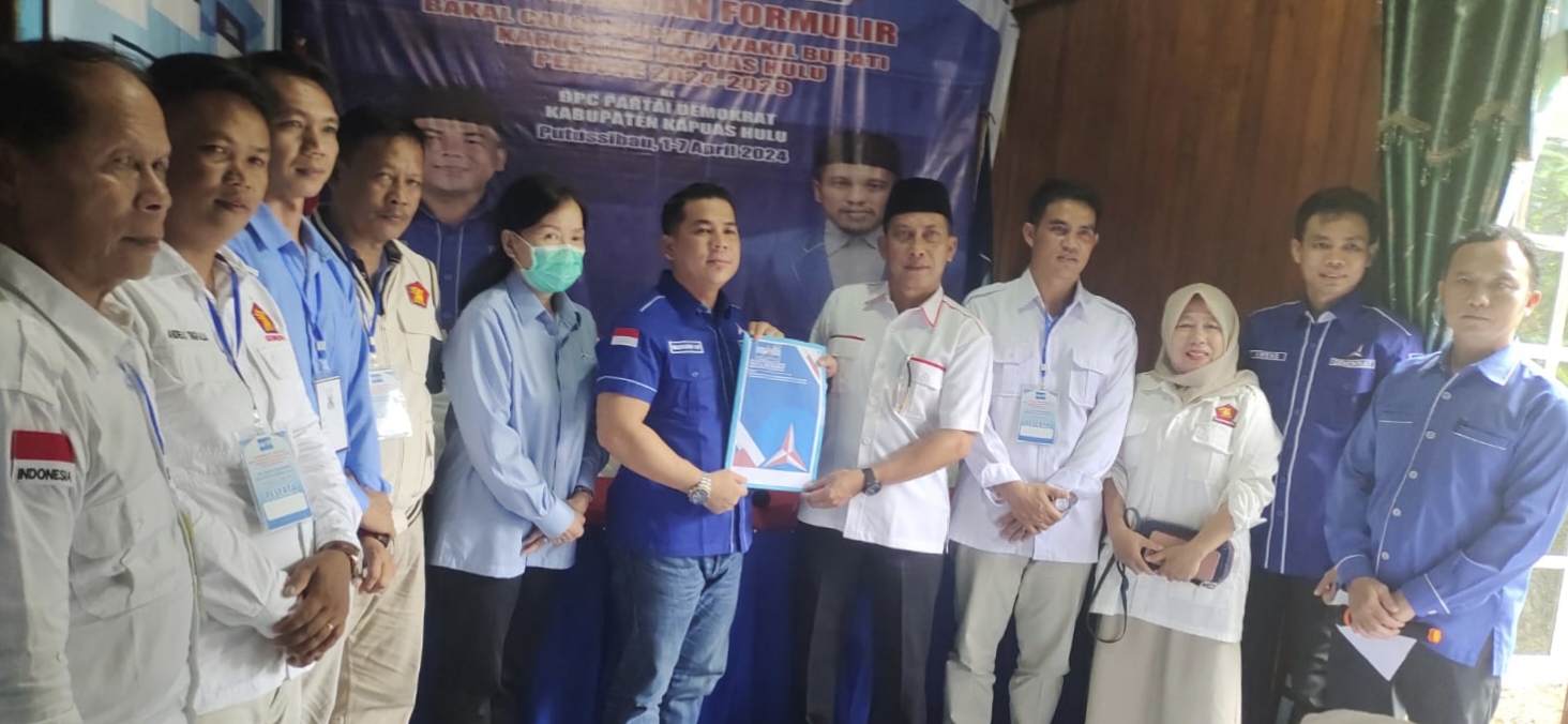 Sukardi Balon Wakil Bupati saat menyerahkan berkas pendaftaran ke partai Demokrat