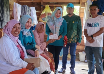 PLN UIP3B Kalimantan salurkan bantuan kepada warga Palangkaraya. Foto: Dokumentasi PLN