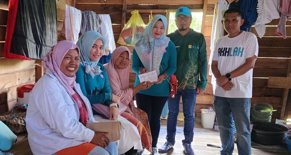 PLN UIP3B Kalimantan salurkan bantuan kepada warga Palangkaraya. Foto: Dokumentasi PLN