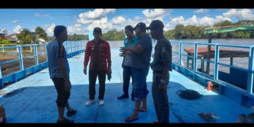 Dinas Perhubungan Kapuas Hulu bersama Kecamatan Silat Hilir saat mengecek dermaga dan kapal feri pengadaan 2019 yang hanyut