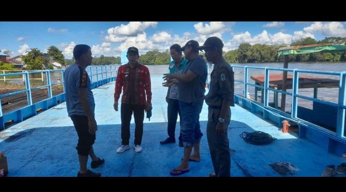 Dinas Perhubungan Kapuas Hulu bersama Kecamatan Silat Hilir saat mengecek dermaga dan kapal feri pengadaan 2019 yang hanyut