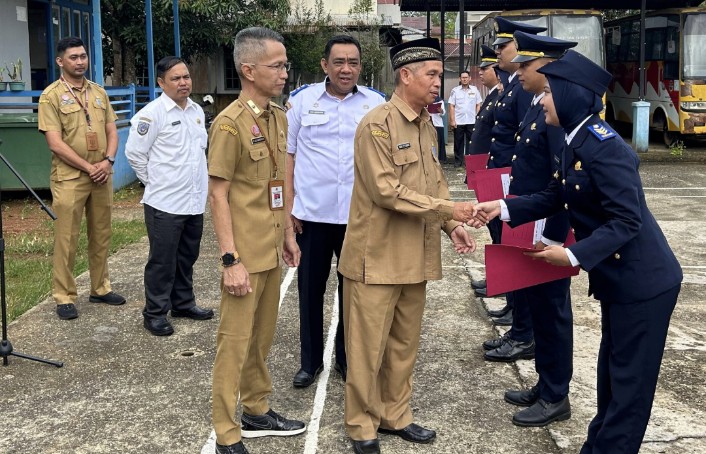 Penyerahan SK CPNS engangkatan CPNS di Dinas Perhubungan Kapuas Hulu