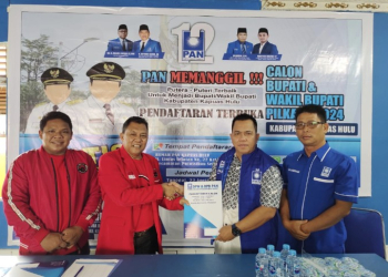 Tim dari PDI Perjuangan saat mengambil formulir pendaftaran balon Bupati Kapuas Hulu ke Partai Amanat Nasional