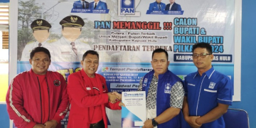 Tim dari PDI Perjuangan saat mengambil formulir pendaftaran balon Bupati Kapuas Hulu ke Partai Amanat Nasional
