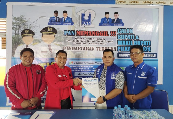 Tim dari PDI Perjuangan saat mengambil formulir pendaftaran balon Bupati Kapuas Hulu ke Partai Amanat Nasional