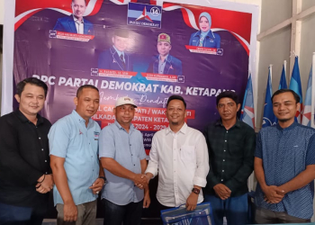 Theo Bernadhi tatkala menerima Formulir Balon Wakil Bupati dari Sekretaris DPC Demokrat Ketapang, Dodi Kurniawan. Foto: Abdul Salim/Equator Online