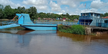 kapal feri di Silat Hilir ini merupakan barang bukti Kejati Kalbar dalam kasus korupsi pengadaan bantuan Kemendes 2019