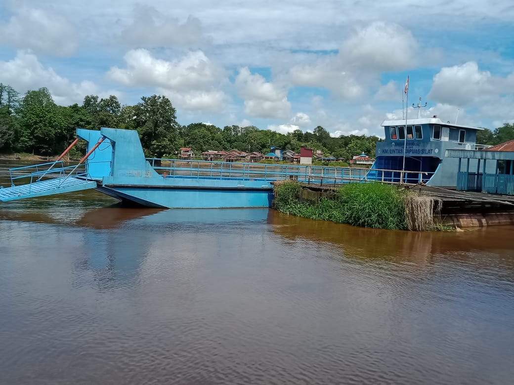 kapal feri di Silat Hilir ini merupakan barang bukti Kejati Kalbar dalam kasus korupsi pengadaan bantuan Kemendes 2019