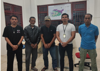 Warga Malaysia (pakai topi) saat ditangkap Imigrasi dan BAIS