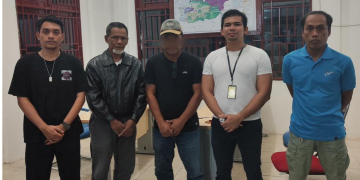 Warga Malaysia (pakai topi) saat ditangkap Imigrasi dan BAIS