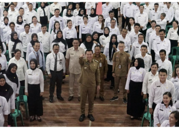 Ketua DPRD Kapuas Hulu dan Bupati Kapuas Hulu berfoto bersama PPPK