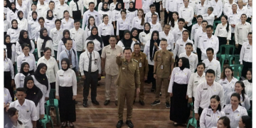 Ketua DPRD Kapuas Hulu dan Bupati Kapuas Hulu berfoto bersama PPPK