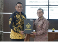 Ketua DPRD Kabupaten Kapuas Hulu Kuswandi saat menerima LHO LUPA tahun 2023 dari BPK Provinsi Kalbar