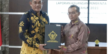 Ketua DPRD Kabupaten Kapuas Hulu Kuswandi saat menerima LHO LUPA tahun 2023 dari BPK Provinsi Kalbar