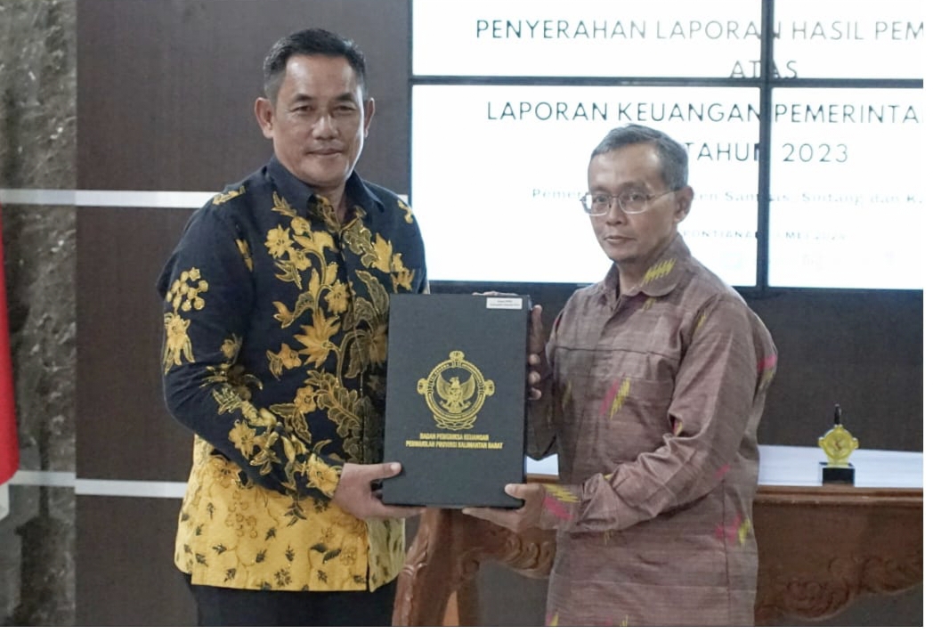 Ketua DPRD Kabupaten Kapuas Hulu Kuswandi saat menerima LHO LUPA tahun 2023 dari BPK Provinsi Kalbar