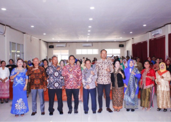 Wakil Ketua DPRD Kapuas Hulu Razali saat menghadiri kegiatan peringatan hari Kartini di aula Dinas Pendidikan