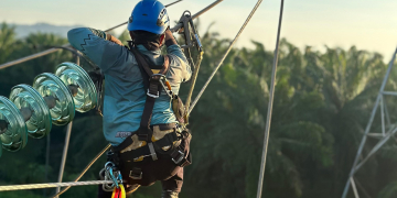 Ratusan Relawan PLN Banjiri Bantaran Sungai Besar Banjarbaru