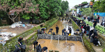 Ratusan Relawan PLN Banjiri Bantaran Sungai Besar Banjarbaru