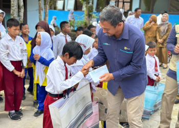 Peringati Hari Anak Nasional, PLN Salurkan Bantuan Peralatan Sekolah Dasar di Balikpapan Utara