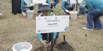 PIKK dan Srikandi PLN Berkolaborasi Gelar Aksi Tanam 150 Bibit Pohon di Balikpapan Timur