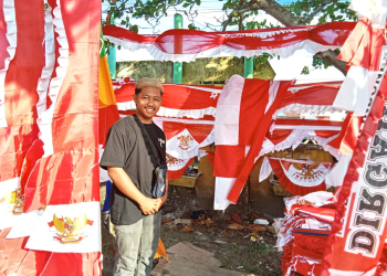 Jelang HUT ke-79 RI, Pedagang Bendera Merah Putih Asal Pulau Jawa Mulai Ramai di Ketapang
