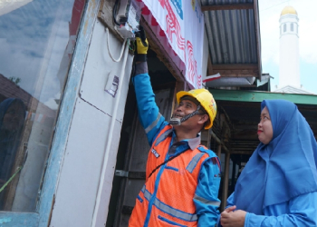 Rayakan HUT ke-79 RI, Donasi Pegawai PLN Nyalakan 7.357 Listrik Gratis bagi Keluarga Kurang Mampu