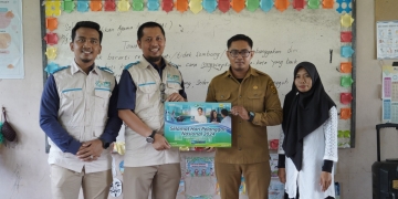 PLN Sentuh Hati Guru SD Negeri 10 Basirih di Hari Pelanggan Nasional