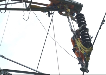 Gerak Cepat PLN Tangani Gangguan Isolator Putus di Jaringan Transmisi Parit Baru – Senggiring
