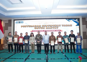 PLN UIP KLB Terima Sertifikat Tanah dari Wamen ATR/BPN