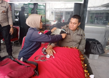 Tim Kesehatan Polres Kubu Raya Berikan Layanan kepada Personel dan Pemudik
