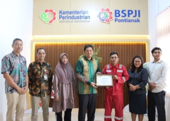 Penyerahan Sertifikat Industri Hijau kepada PT Wilmar Cahaya Indonesia Pontianak