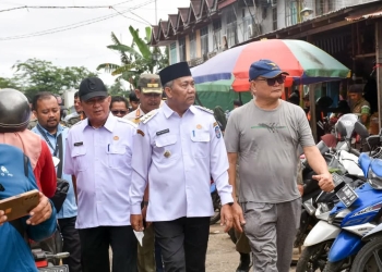 Pj Bupati Kamaruzaman Pantau Proses Pembongkaran 24 Kios Pasar di Sungai Raya