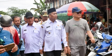 Pj Bupati Kamaruzaman Pantau Proses Pembongkaran 24 Kios Pasar di Sungai Raya