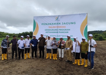 Pj Bupati Kamaruzaman Pantau Proses Pembongkaran 24 Kios Pasar di Sungai Raya