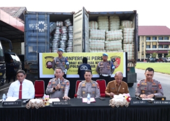 Polda Kalbar Amankan Empat Kontainer Pakaian Bekas Ilegal Senilai 7,3 Miliar