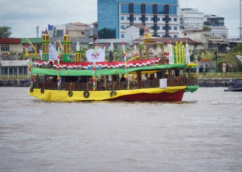 Pontianak Juara 1 Lomba Kapal Hias Saprahan Khatulistiwa
