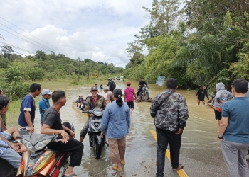 Banjir Lumpuhkan Akses Jalan Negara di Beduai Kabupaten Sanggau 