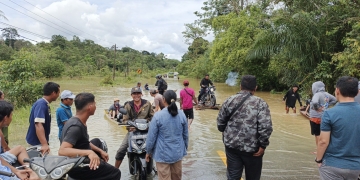 Banjir Lumpuhkan Akses Jalan Negara di Beduai Kabupaten Sanggau 