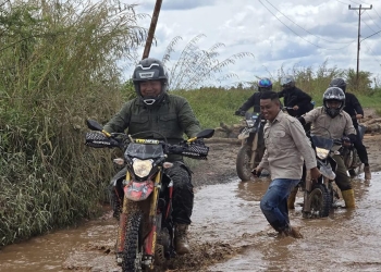 Bupati Alex Komitmen Perbaiki Ruas Jalan Pelang – Batu Tajam