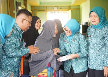 PKK Kota Pontianak Salurkan Bantuan kepada Lansia Kurang Mampu