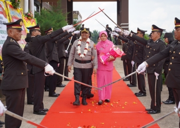 Kapolres Kubu Raya Resmi Berganti, AKBP Kadek Ary Mahardika Disambut Tradisi Pedang Pora