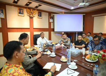 Satpol PP Pontianak Tertibkan Lapak PKL Buah Musiman di Pal Lima