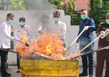 Kejari Pontianak Musnahkan Barang Bukti 106 Kasus Kejahatan